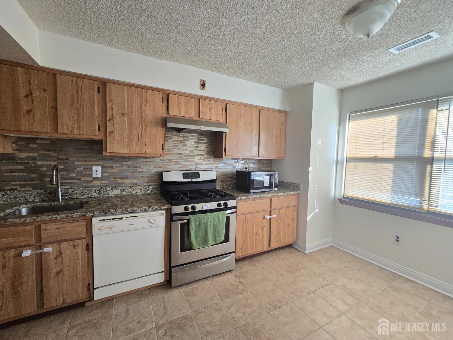 1904 Raspberry Court Edison, NJ 08817 - Photo 5 of 15