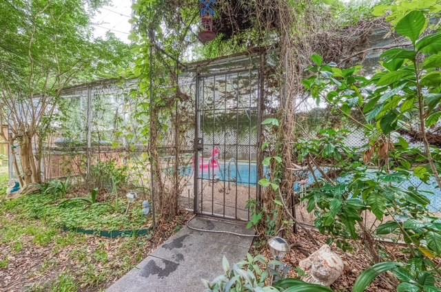 5203 Chesapeake Way Houston, TX 77056 - Photo 24 of 28 Secured, enclosed pool