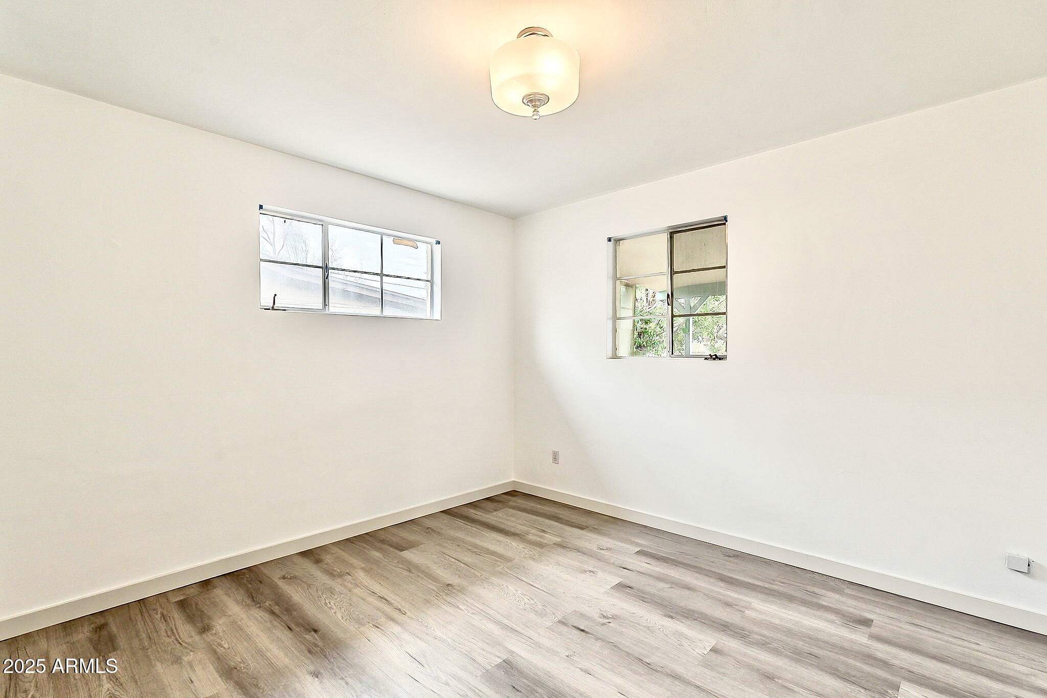 2150 West State Avenue Phoenix, AZ 85021 - Photo 24 of 32 an empty room with a window