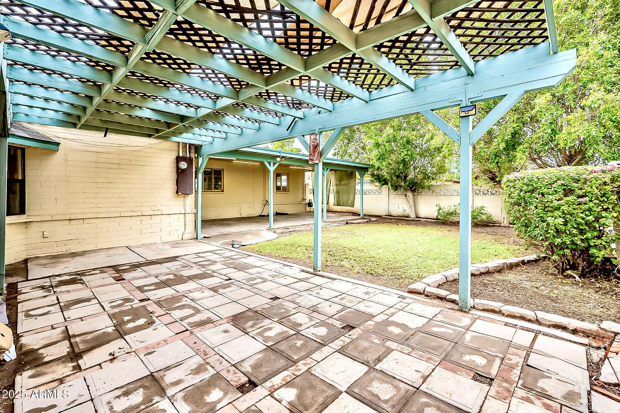 2150 West State Avenue Phoenix, AZ 85021 - Photo 32 of 32 a backyard of a house with table and chairs