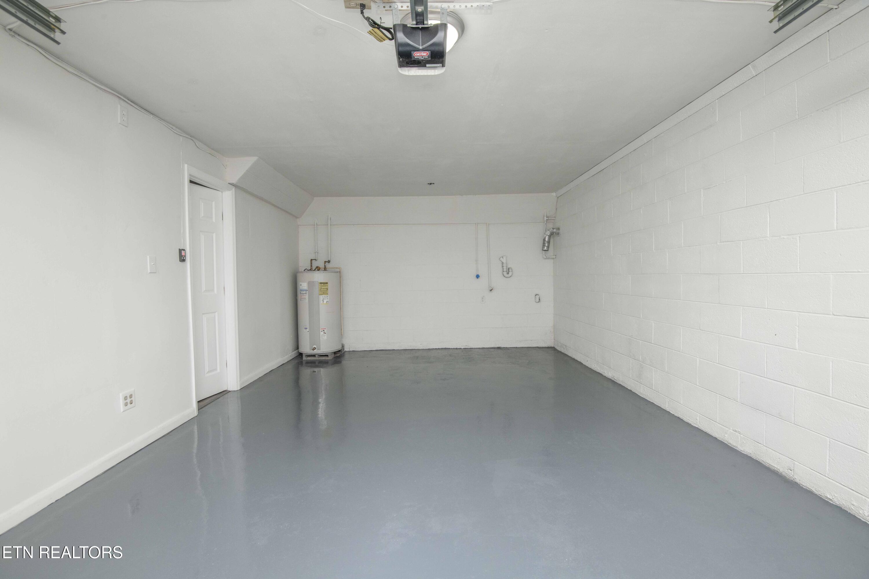 3429 Peachwood Road Knoxville, TN 37921 - Photo 20 of 25 Peachwood garage