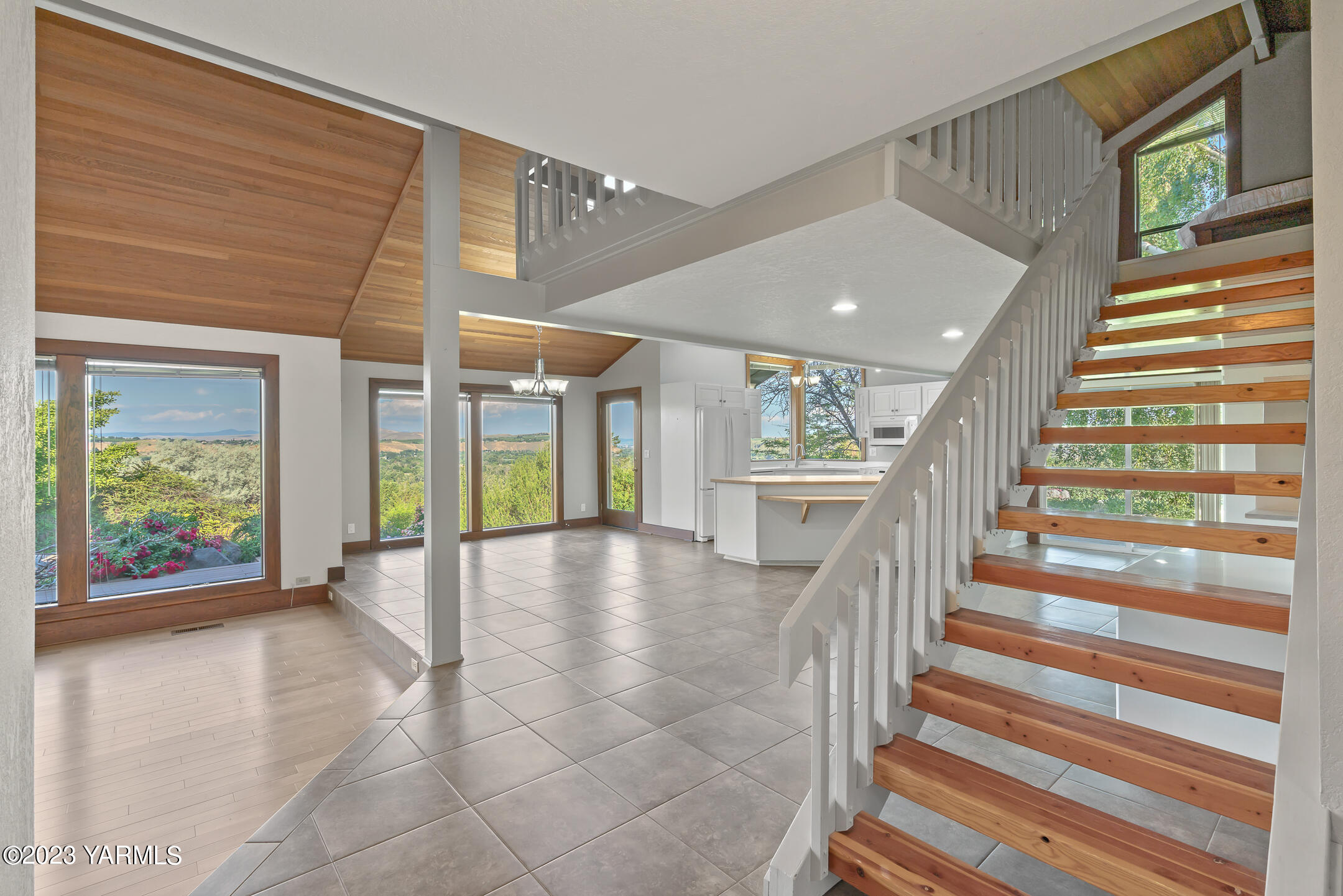 291 Orchard Street Yakima, WA 98908 - Photo 12 of 35 a view of entryway with wooden floor