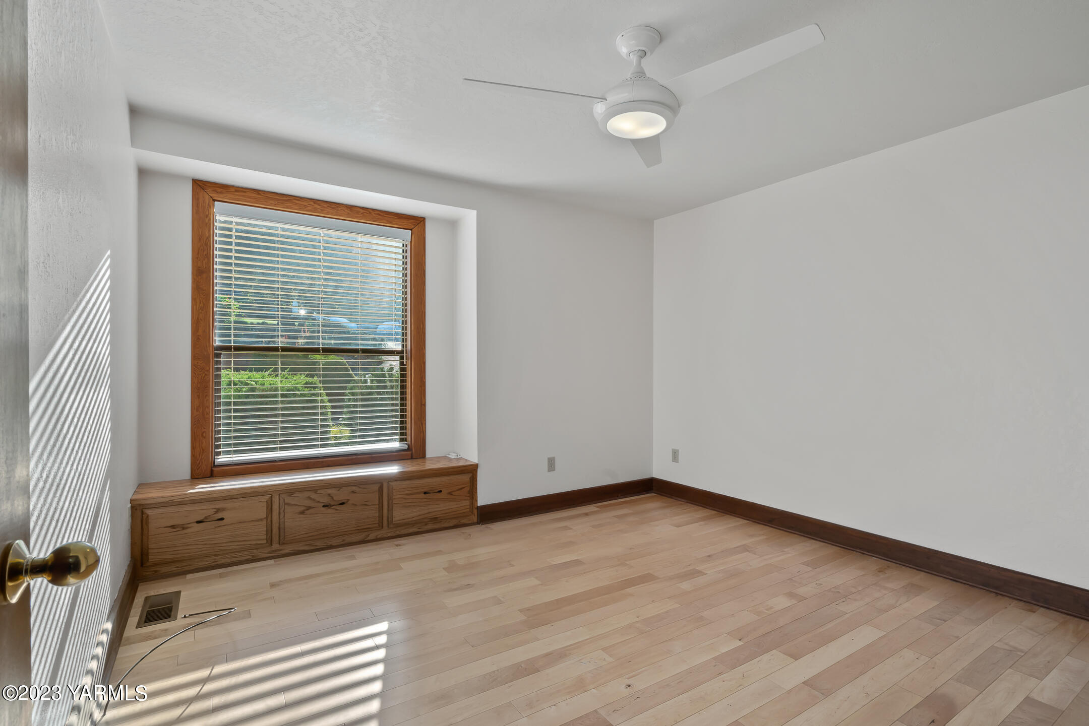 291 Orchard Street Yakima, WA 98908 - Photo 15 of 35 an empty room with a empty space and windows