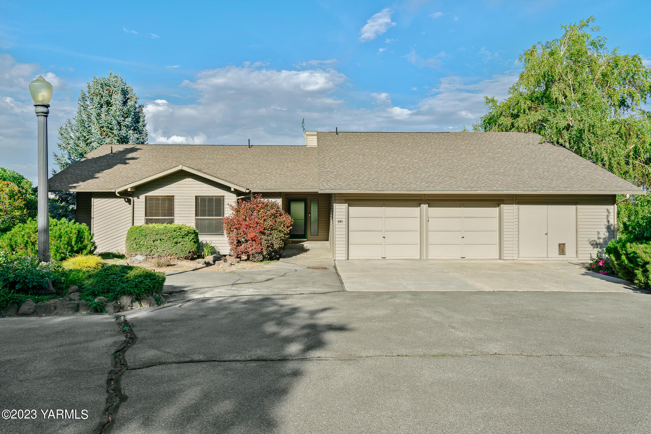 291 Orchard Street Yakima, WA 98908 - Photo 2 of 35 a front view of a house with a yard and garage