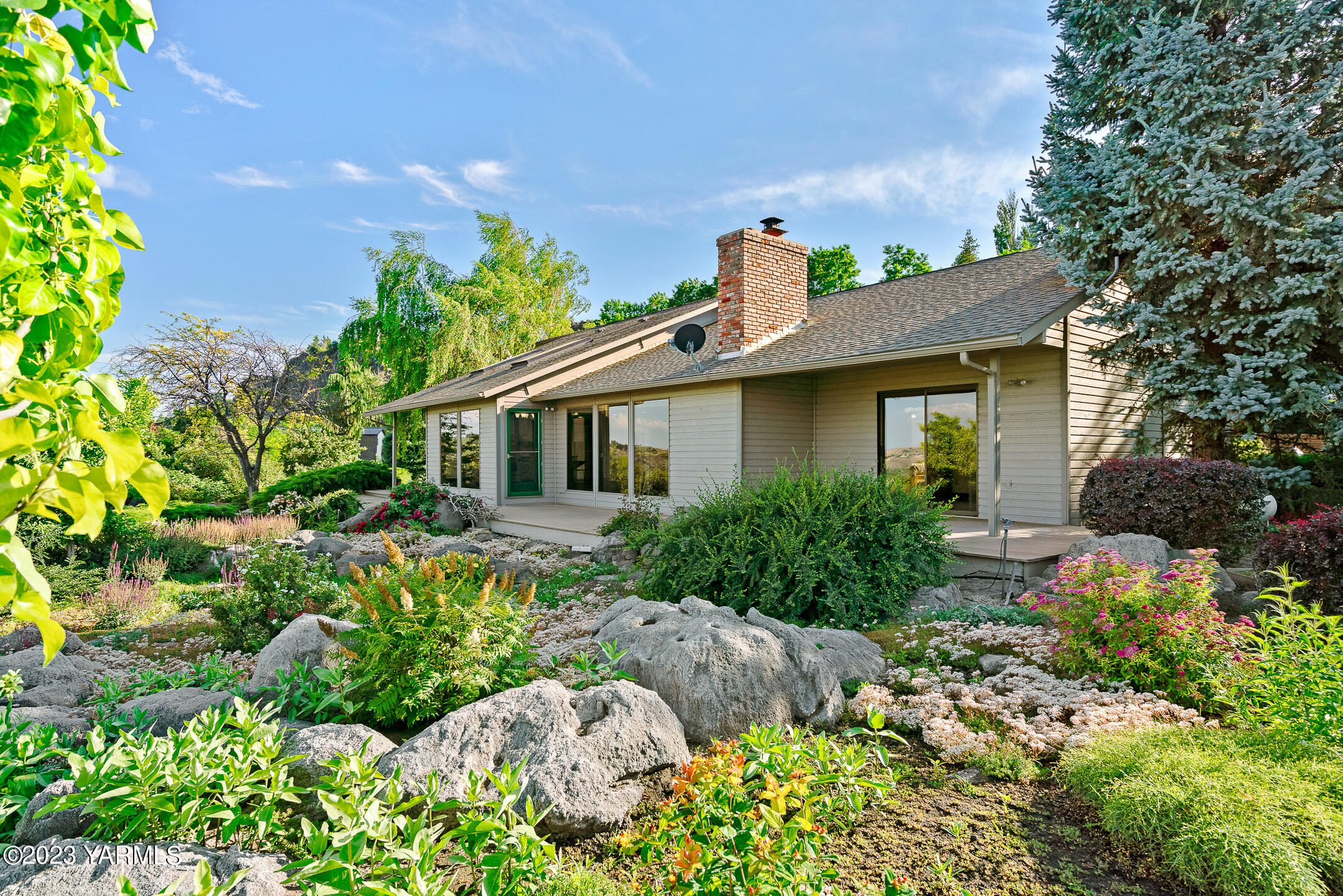 291 Orchard Street Yakima, WA 98908 - Photo 33 of 35 a front view of a house with a yard