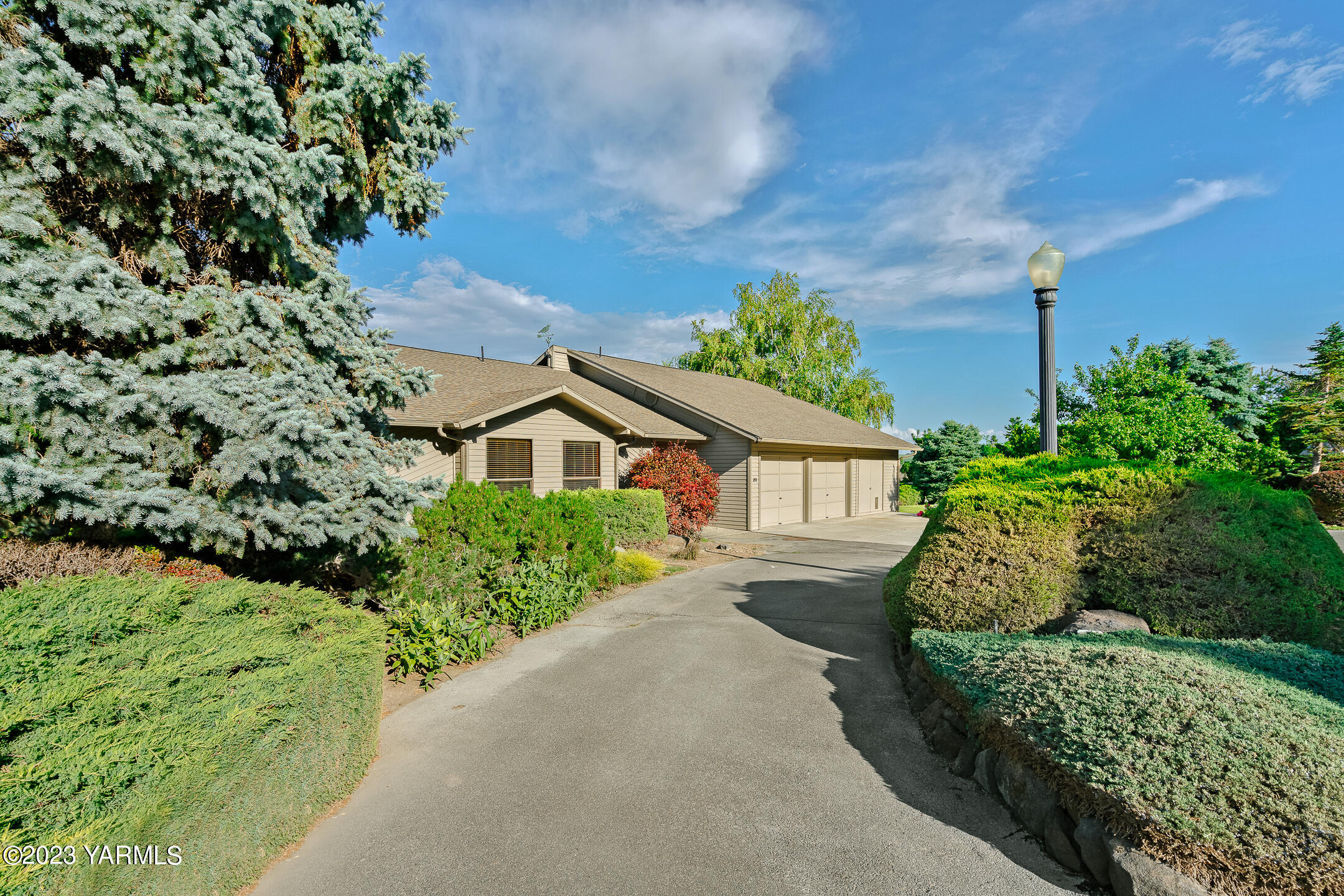 291 Orchard Street Yakima, WA 98908 - Photo 35 of 35 front view of a house with a yard