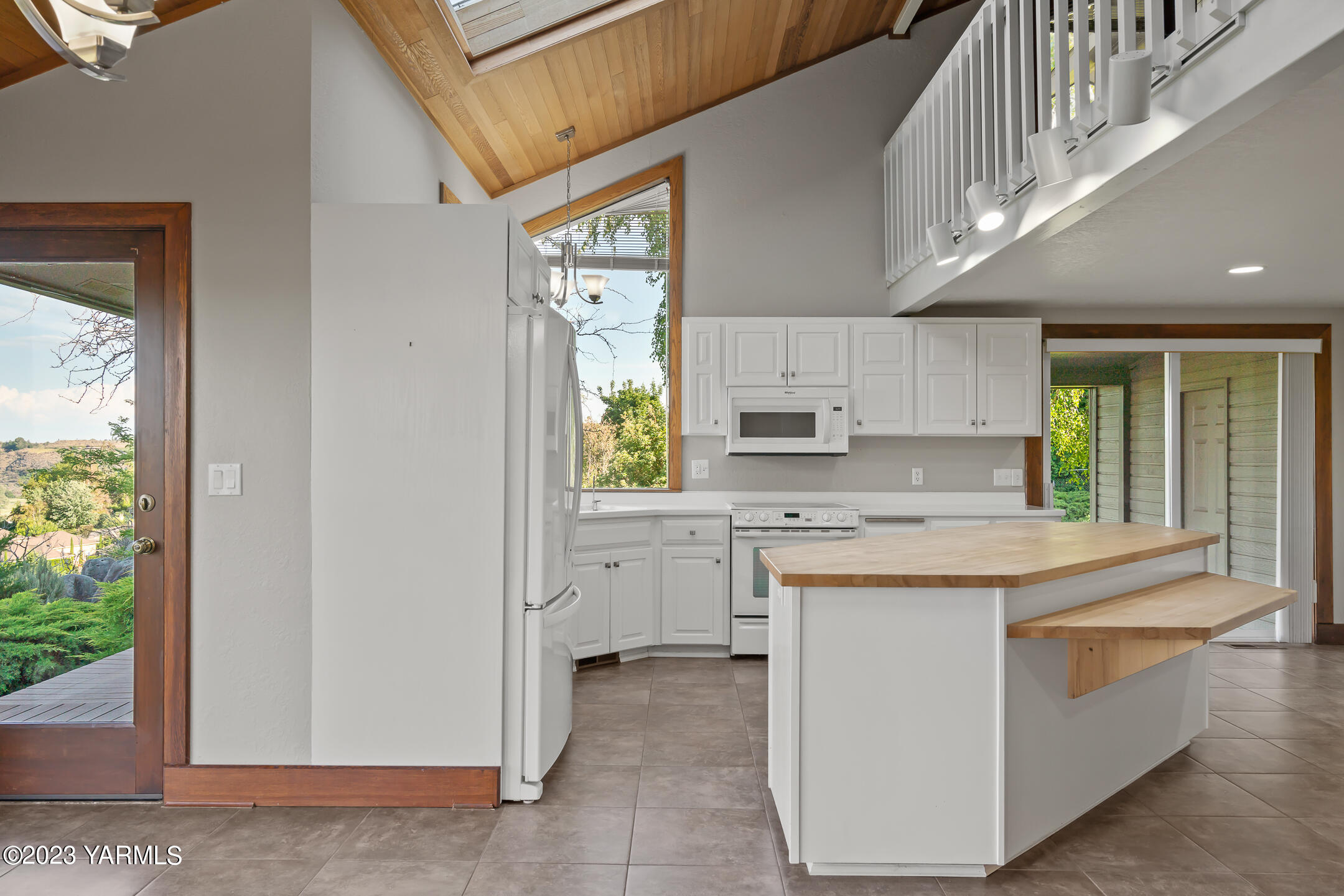 291 Orchard Street Yakima, WA 98908 - Photo 9 of 35 a kitchen with cabinets appliances and a window