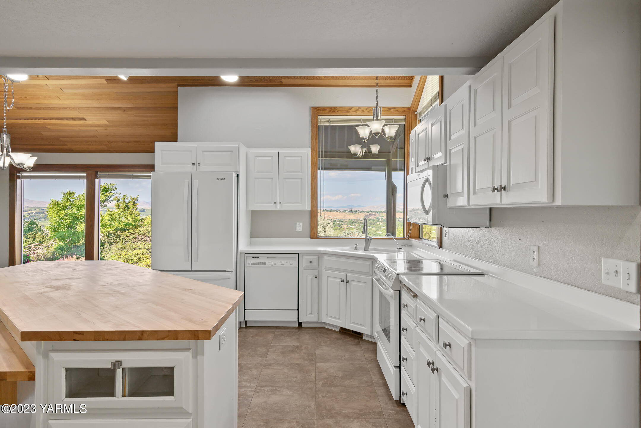 291 Orchard Street Yakima, WA 98908 - Photo 10 of 35 a kitchen with stainless steel appliances granite countertop a stove and a sink