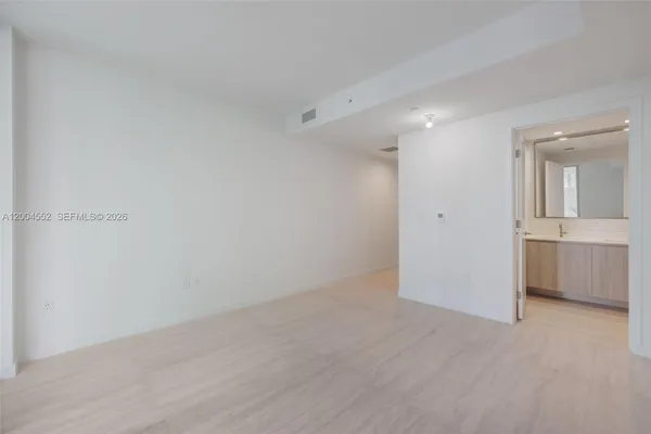 $5,200 | 77 Southeast 5th Street, Unit 3205, Miami, FL 33131