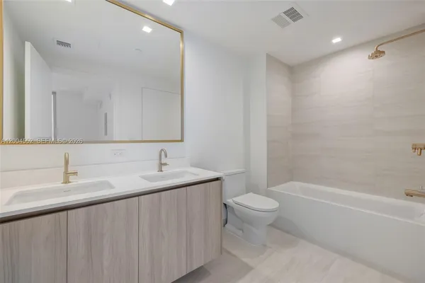 $5,200 | 77 Southeast 5th Street, Unit 3205, Miami, FL 33131