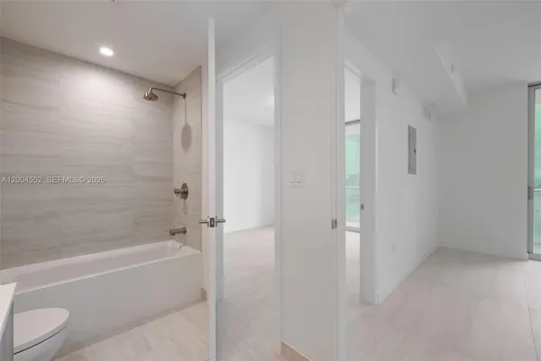 $5,200 | 77 Southeast 5th Street, Unit 3205, Miami, FL 33131