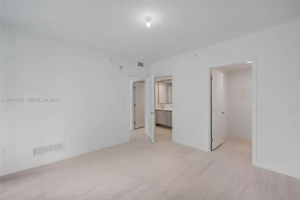 $5,200 | 77 Southeast 5th Street, Unit 3205, Miami, FL 33131