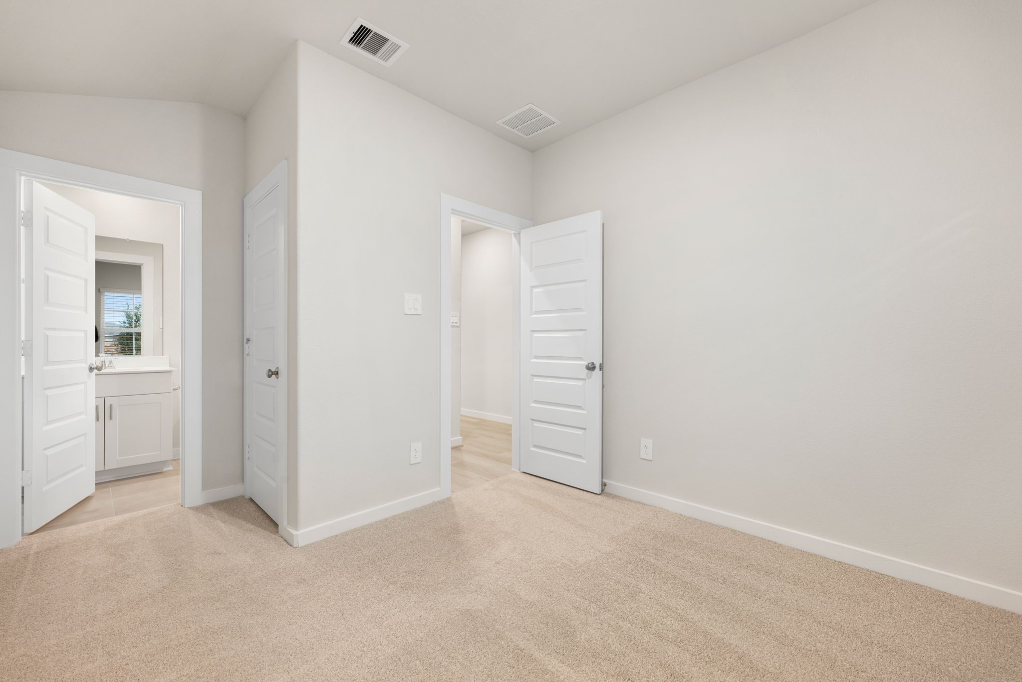 6611 Castella Drive Rosharon, TX 77583 - Photo 13 of 31 This well-proportioned bedroom is conveniently positioned near a full bathroom.