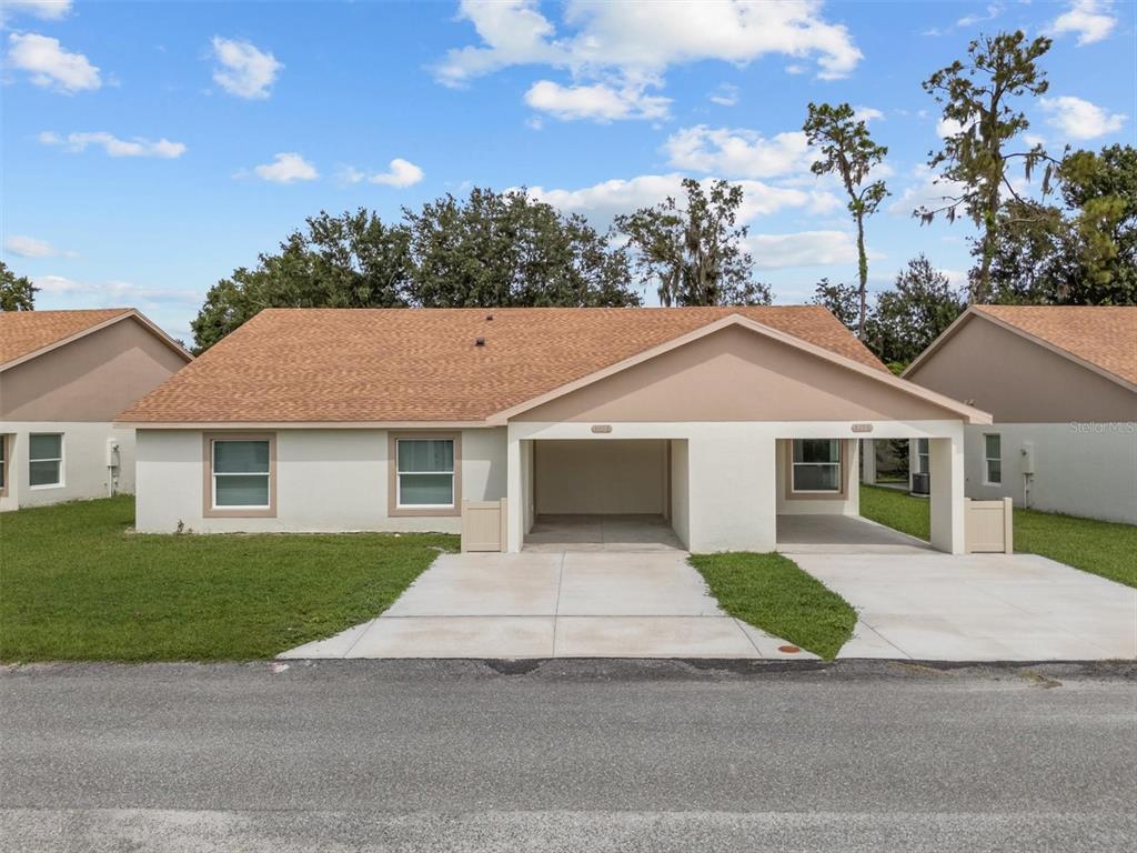 4078 Oak Loop Mulberry, FL 33860 - Photo 1 of 19 a front view of a house with a garden and yard