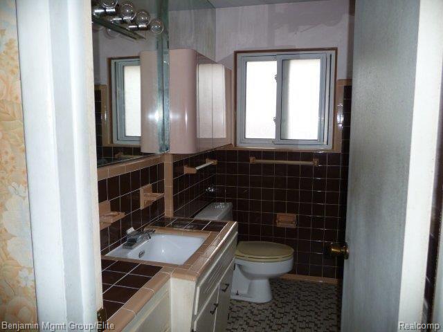 19327 Rensellor Street Livonia, MI 48152 - Photo 8 of 10 Full Bath