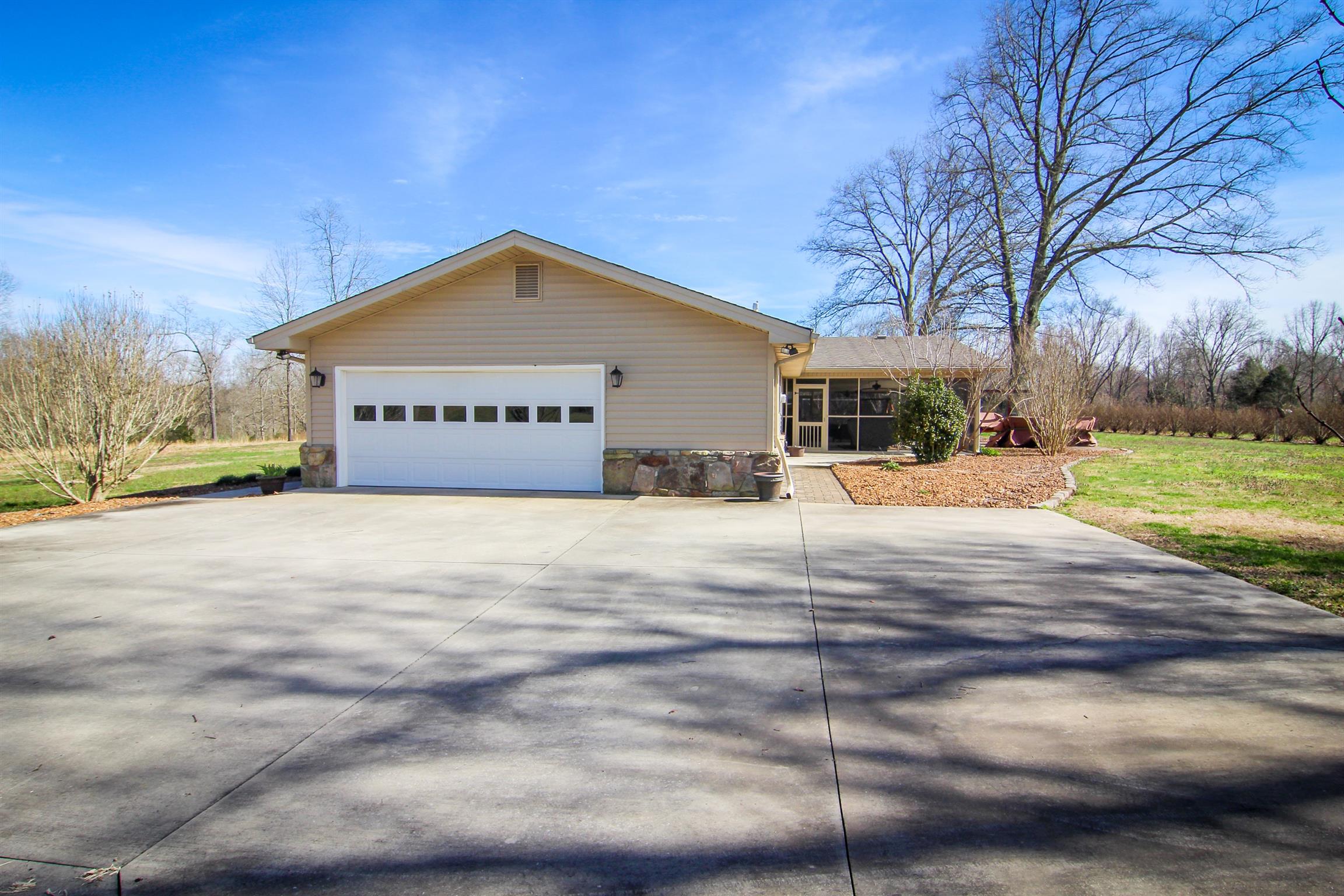 3989 Spring Creek Road Estill Springs, TN 37330 - Photo 12 of 28 A very nice garage on the side of the home