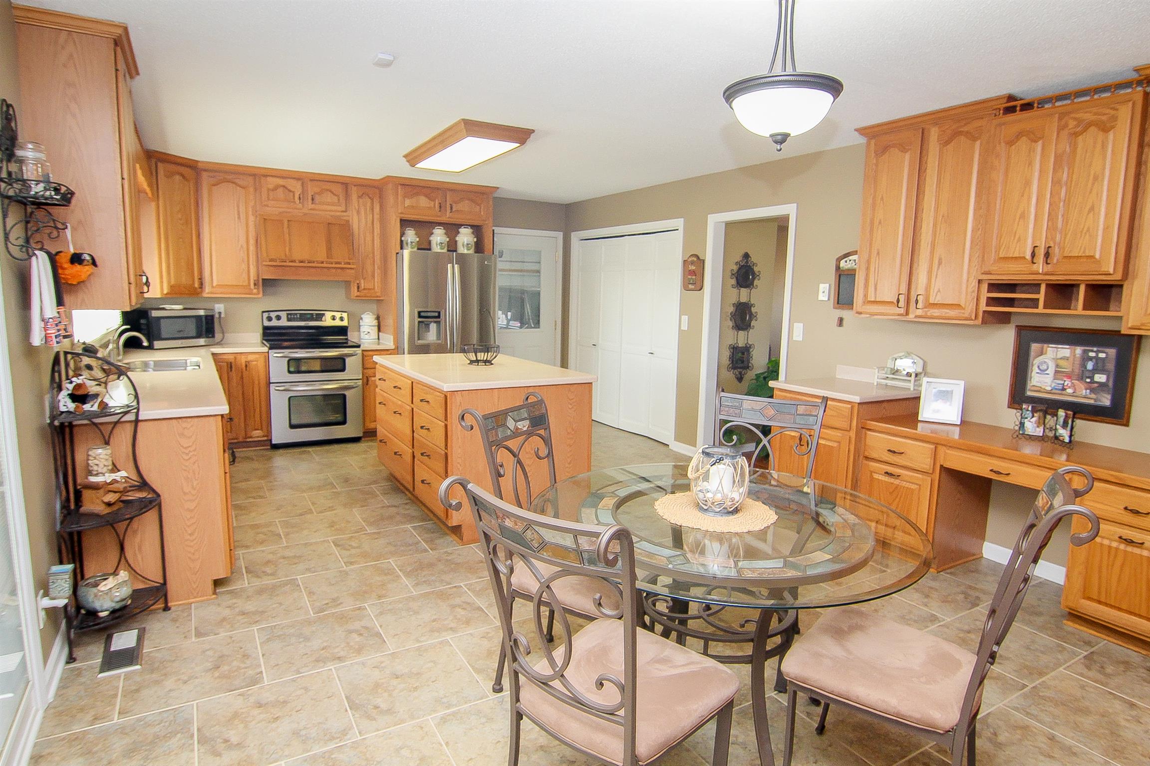 Large eat in kitchen with granite