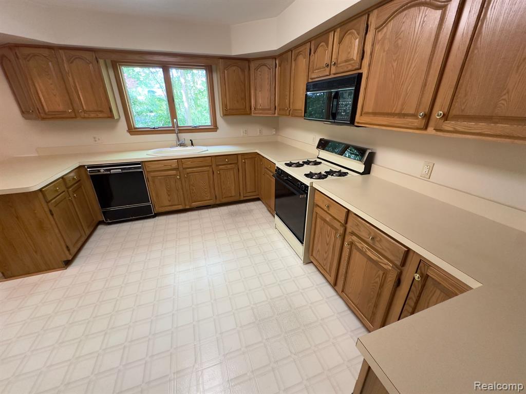 20450 Wahrman Road New Boston, MI 48164 - Photo 8 of 39 Gallery Image 8