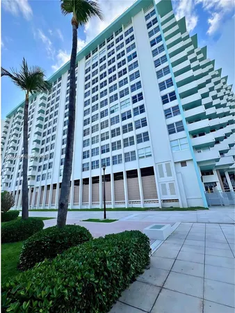 $2,250 | 2899 Collins Avenue, Unit 905, Miami Beach, FL 33140