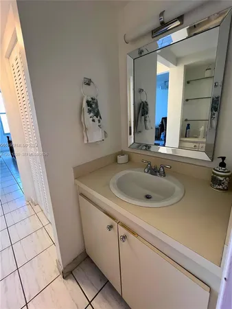 $2,250 | 2899 Collins Avenue, Unit 905, Miami Beach, FL 33140
