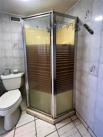 $2,250 | 2899 Collins Avenue, Unit 905, Miami Beach, FL 33140