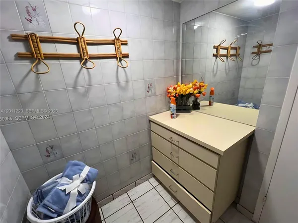 $2,250 | 2899 Collins Avenue, Unit 905, Miami Beach, FL 33140