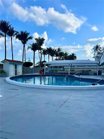 $2,250 | 2899 Collins Avenue, Unit 905, Miami Beach, FL 33140