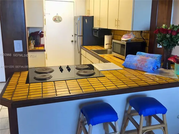 $2,250 | 2899 Collins Avenue, Unit 905, Miami Beach, FL 33140
