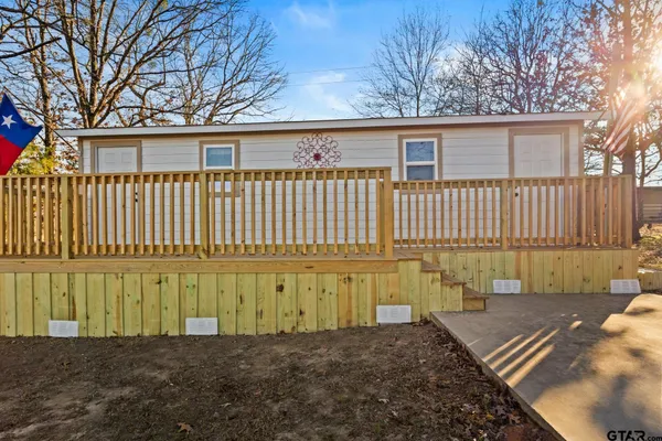a view of a back yard