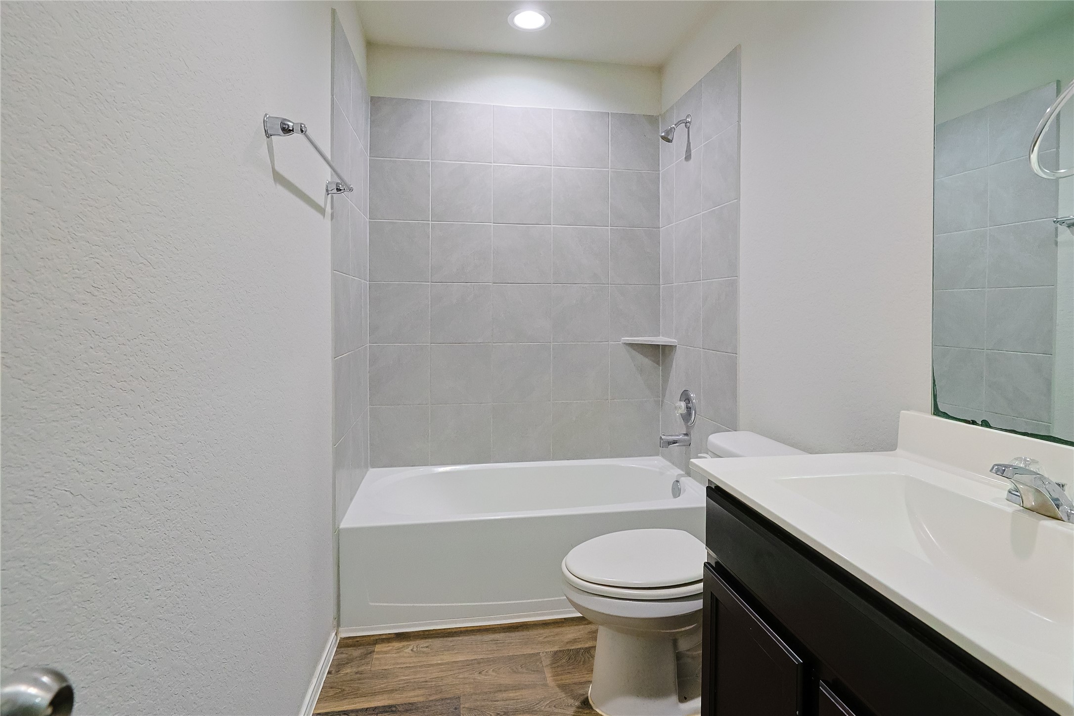 707 Acacia Park Lane Rosharon, TX 77583 - Photo 16 of 24 2nd Bath- Tub/shower combo w/ single vanity