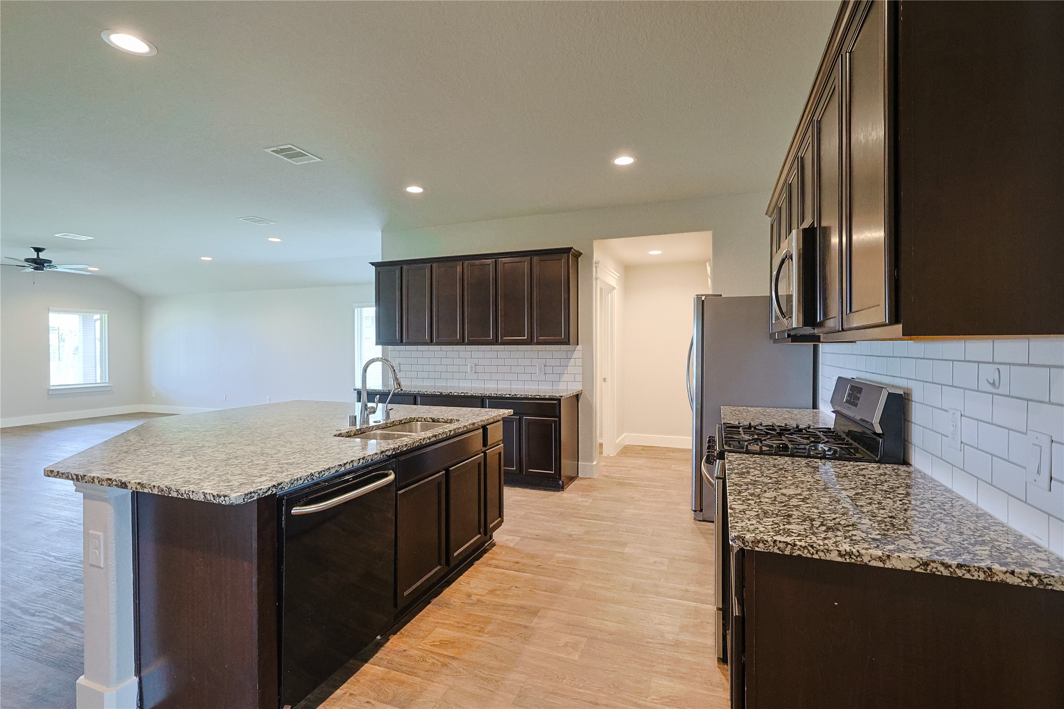 707 Acacia Park Lane Rosharon, TX 77583 - Photo 6 of 24 Kitchen Pic 2
