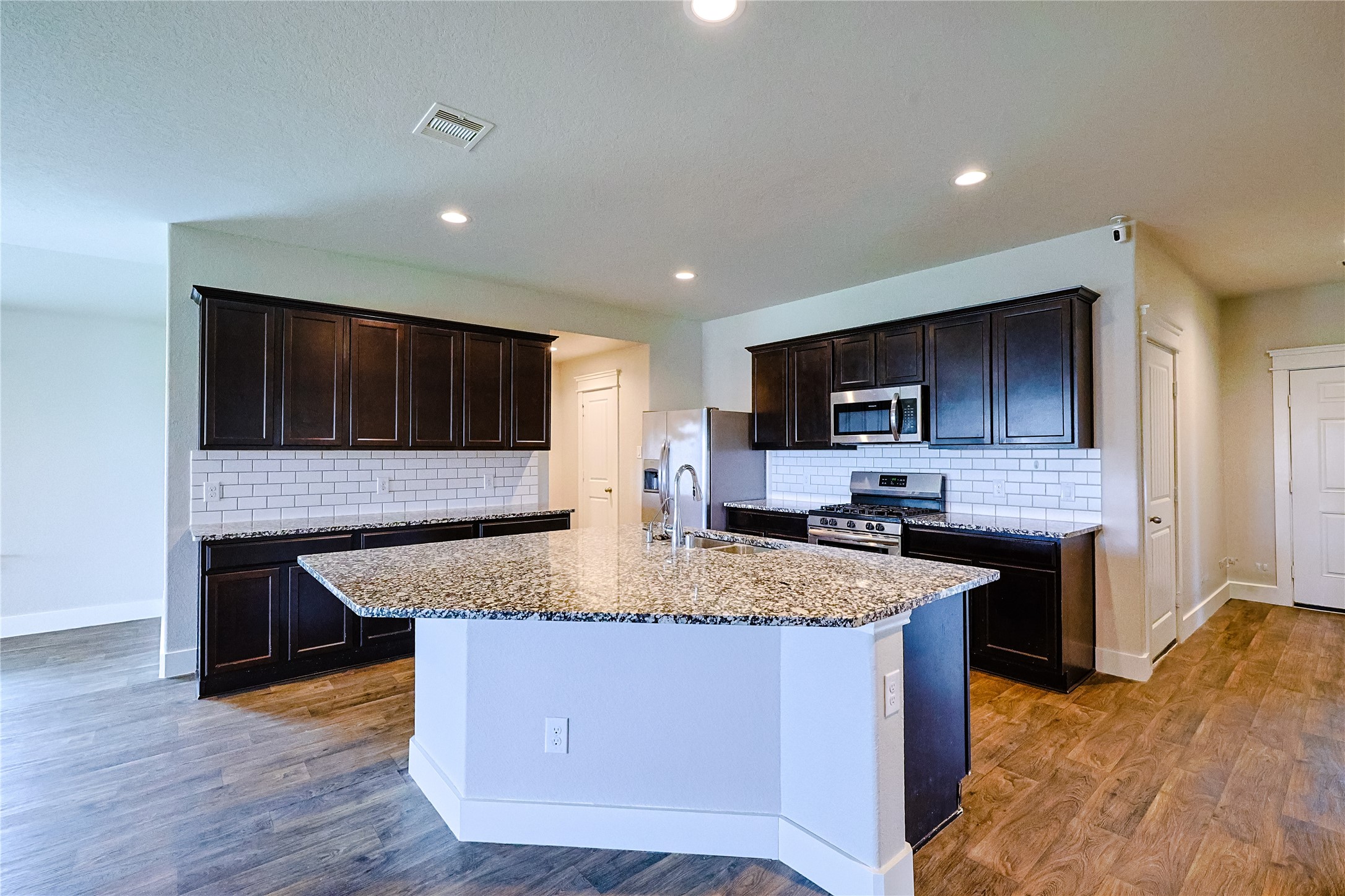 707 Acacia Park Lane Rosharon, TX 77583 - Photo 8 of 24 Kitchen/ Island