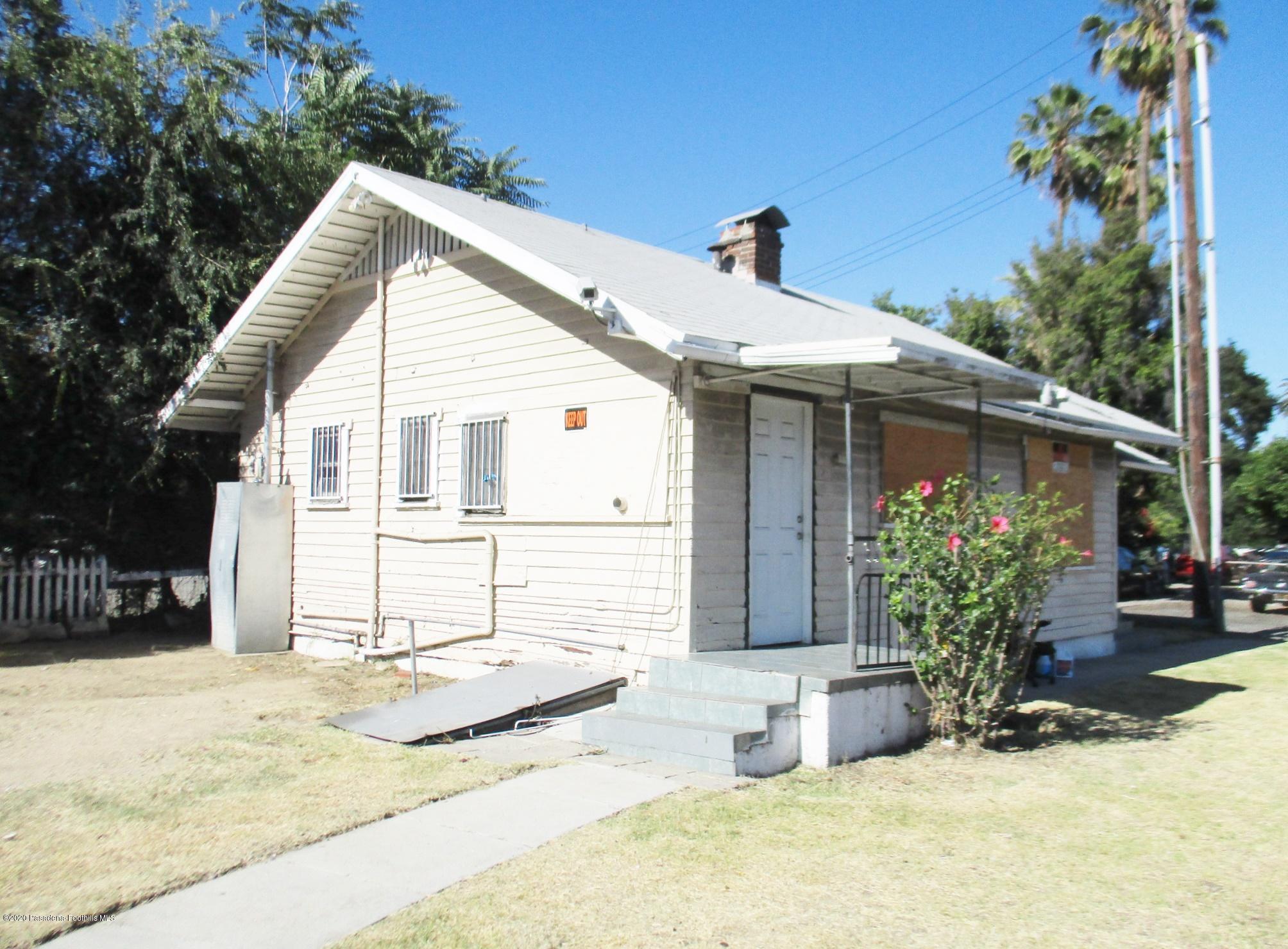 396 North Summit Avenue Pasadena, CA 91103 - Photo 10 of 12 a view of a house with a patio