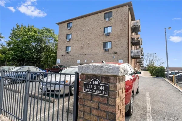 $2,250 | 142 Trenchard Street, Unit 2E, Yonkers, NY 10704