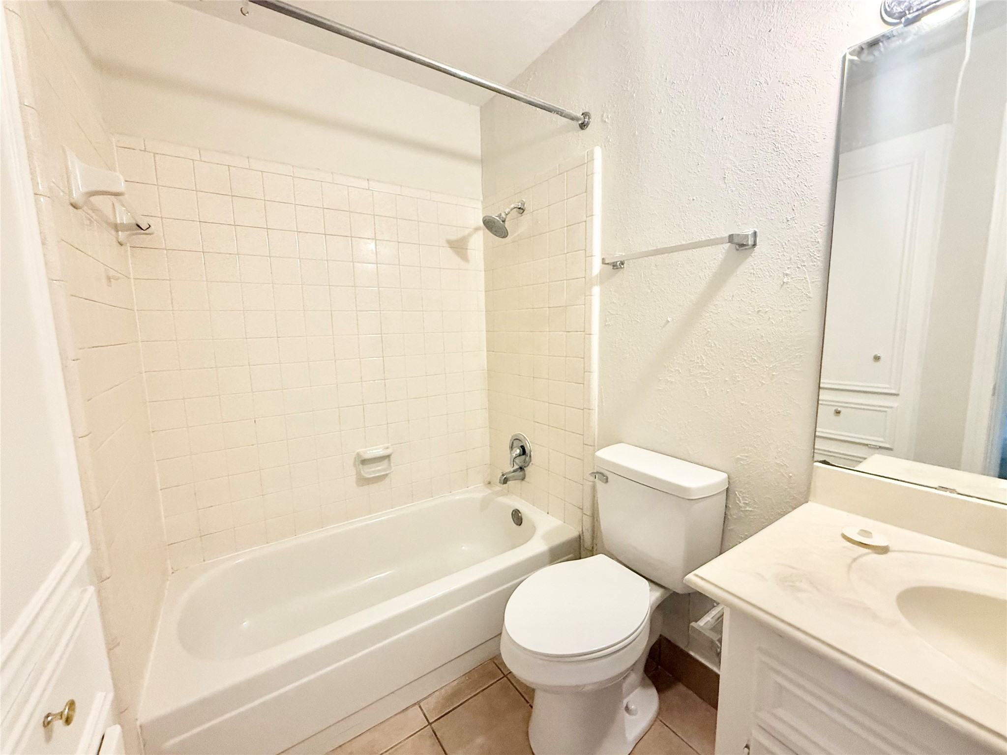 8915 Emnora Lane, Unit C Houston, TX 77080 - Photo 12 of 12 Primary bath 2 also serves as a hall bath