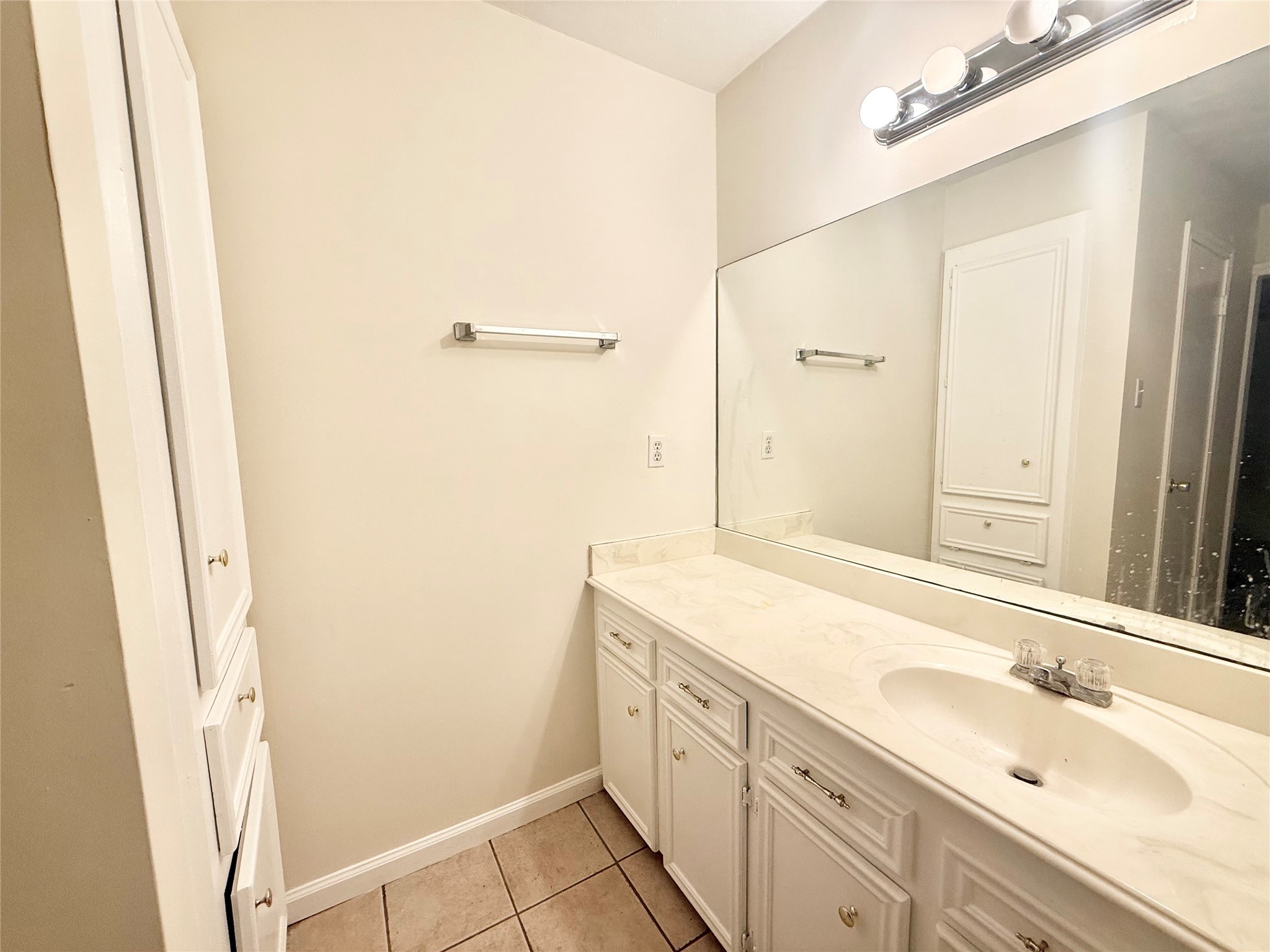 8915 Emnora Lane, Unit C Houston, TX 77080 - Photo 10 of 12 Primary bath 1 has a tub/shower combo, a linen closet, and two large closets