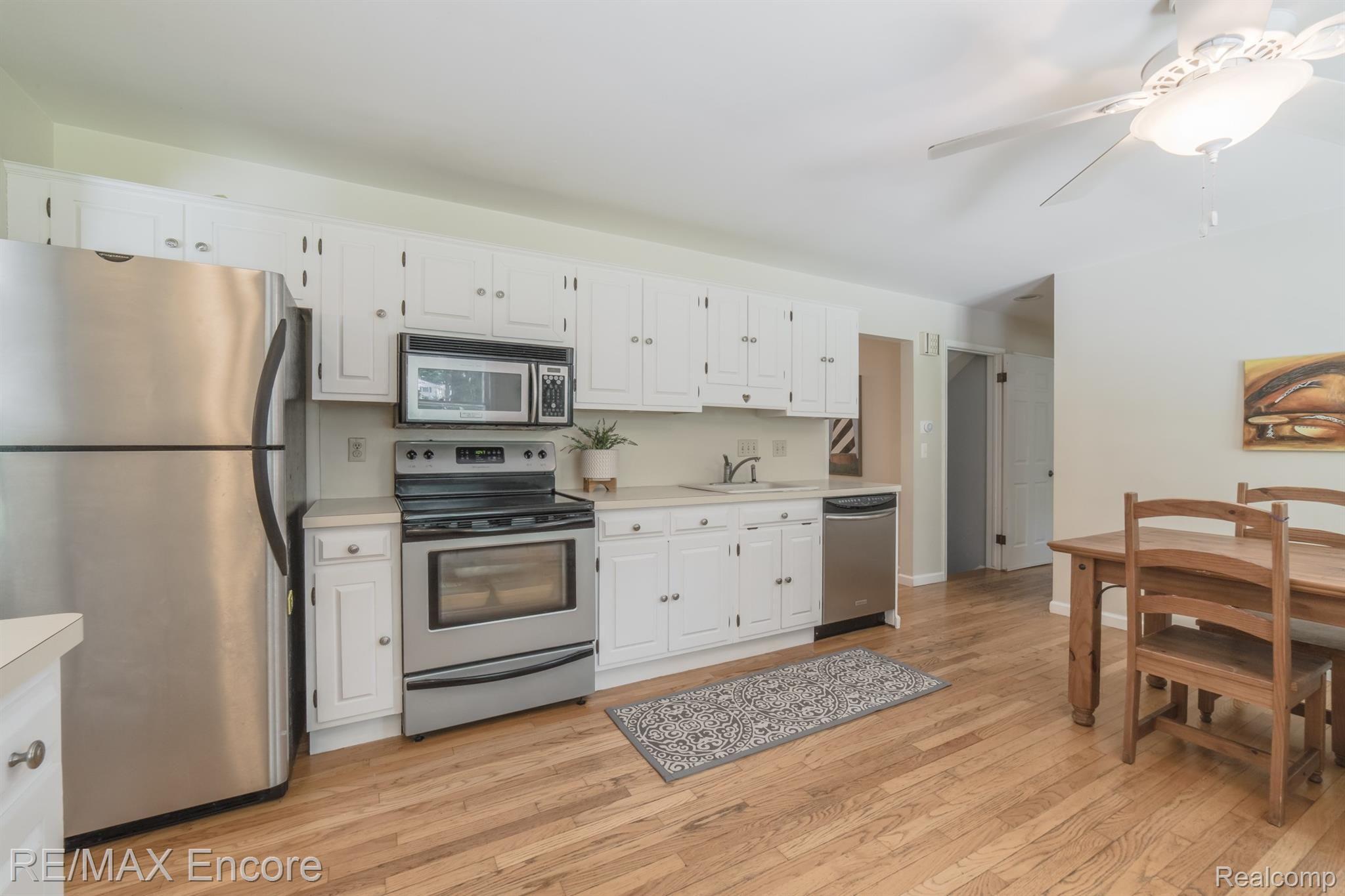 2555 New England Drive Rochester, MI 48309 - Photo 16 of 61 Open and spacious kitchen