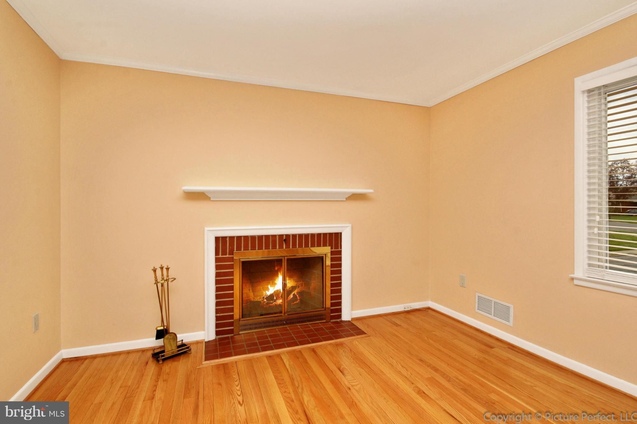 407 Delaware Road Frederick, MD 21701 - Photo 15 of 30 Living Room