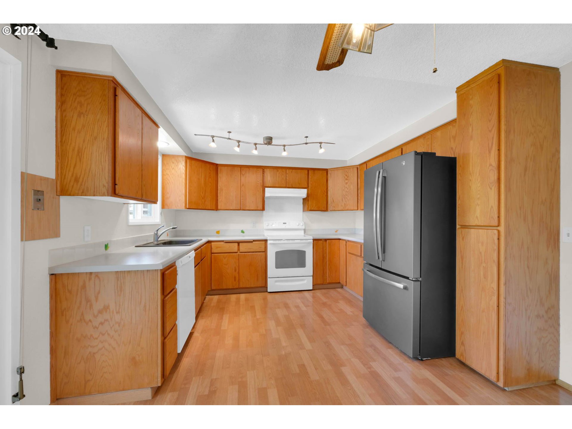 1016 55th Place Springfield, OR 97478 - Photo 5 of 21 a kitchen with stainless steel appliances a refrigerator and a sink