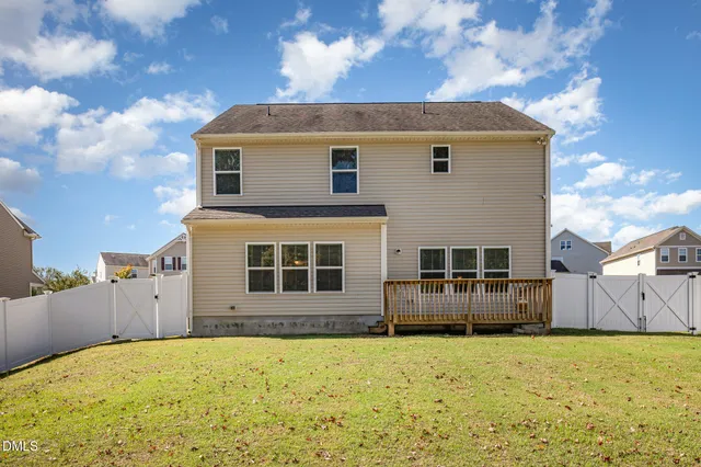 a view of an house with backyard of house