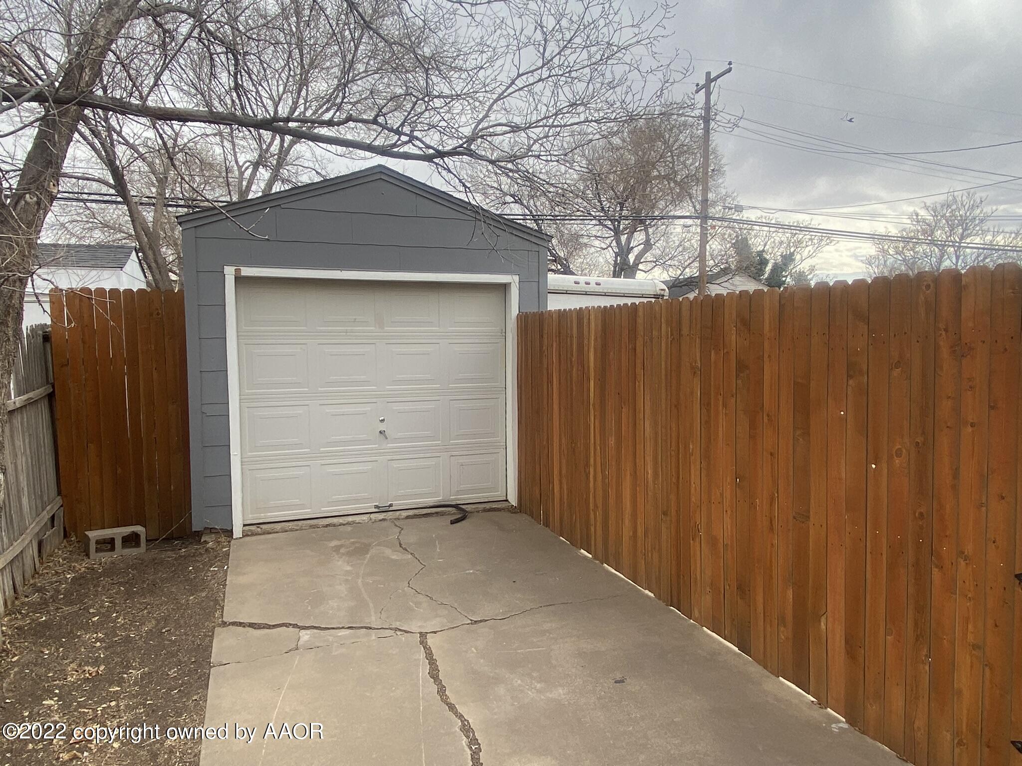 4407 Bowie Street Amarillo, TX 79110 - Photo 15 of 16 Garage