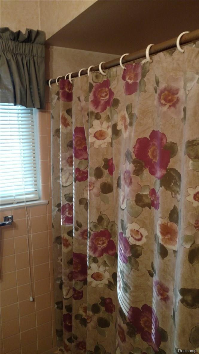 24804 Ridgecroft Avenue Eastpointe, MI 48021 - Photo 20 of 29 Bath 2.jpg