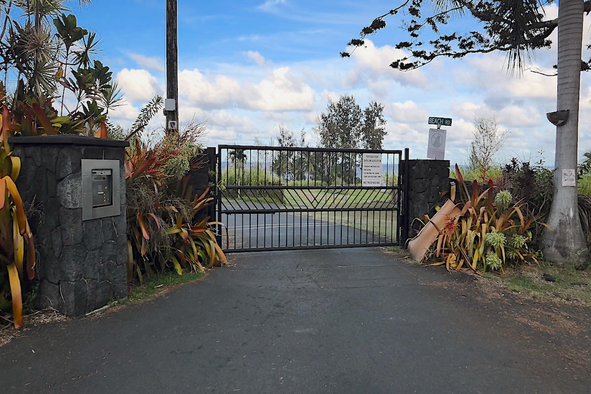 28-3188 Beach Road Pepeekeo, HI 96783 - Photo 12 of 19 a view of a balcony with a tree
