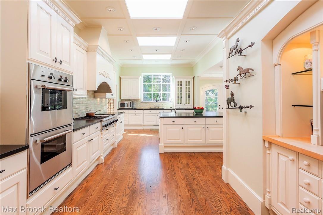 325 Keswick Road Bloomfield Hills, MI 48304 - Photo 9 of 40 Kitchen View 3.jpg