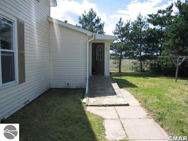 6305 East Adams Road Breckenridge, MI 48615 - Photo 8 of 9 1767410-7.JPG