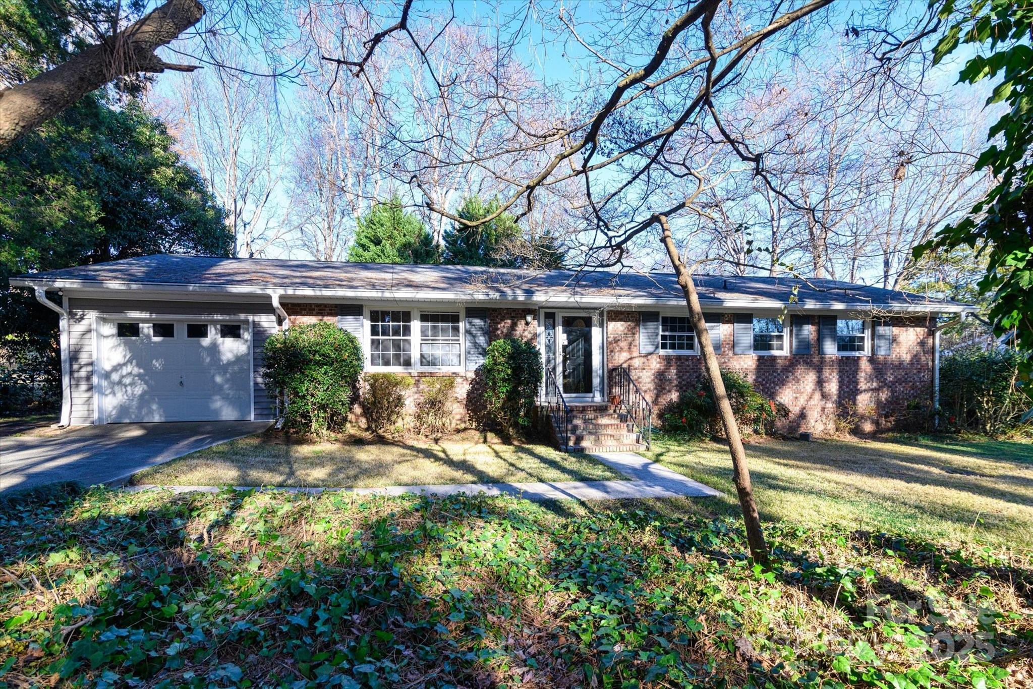 a view of a house with backyard