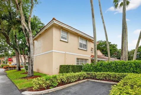 $395,000 | 11461 Lakeview Drive, Unit 8, Coral Springs, FL 33071