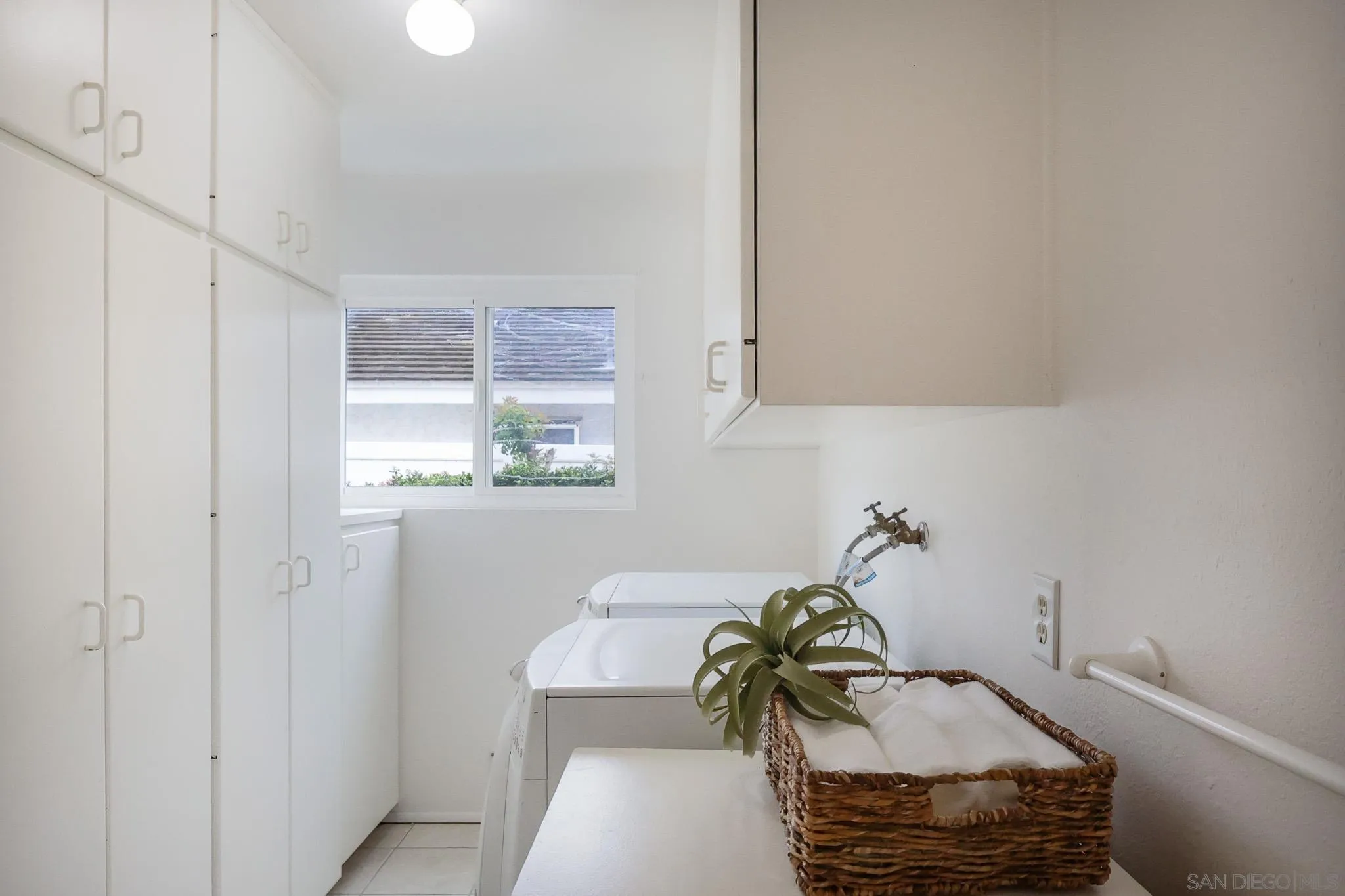 13933 Recuerdo Drive Del Mar, CA 92014 - Photo 13 of 44 a bath room with a sink