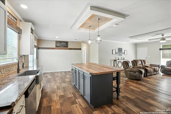 a kitchen with kitchen island a island in it
