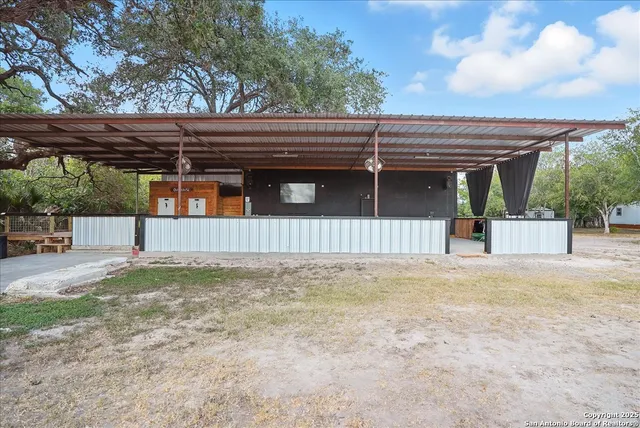 a view of a backyard